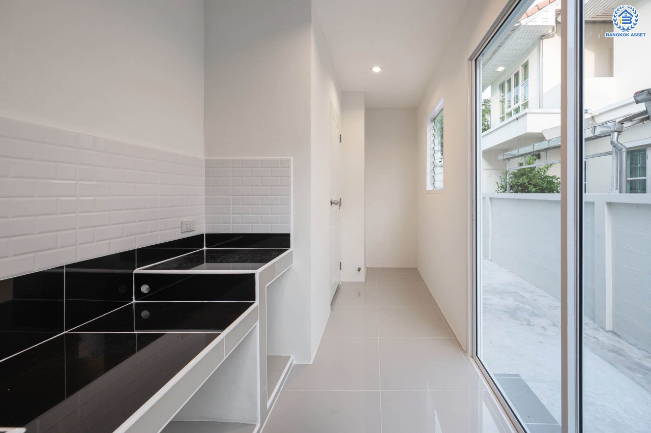 บ้านมือสองตกแต่งใหม่ โครงการ ชลลดา วัดลาดปลาดุก คุณภาพระดับ L&H บนเนื้อที่ 52 ตร.ว. ฟังก์ชัน 3 ห้องนอน 2 ห้องน้ำ 1 ที่จอดรถ สิ่งอำนวยความสะดวกครบครัน บนทำเลศักยภาพ เชื่อมต่อหลายเส้นทาง ใกล้รถไฟฟ้าสายสีม่วง "สถานีคลองบางไผ่" และเซ็นทรัล เวสต์เกต...